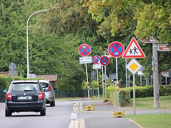 Mehr als genug Schilder machen auf das absolute Halteverbot aufmerksam, das auf der KG 4 innerhalb der Ortsdurchfahrt von Ebenhausen noch bis zum 13. September gilt. Kein Auto soll in dieser Zeit den übergroßen Fahrzeugen im Weg stehen.Foto: Heike Beudert