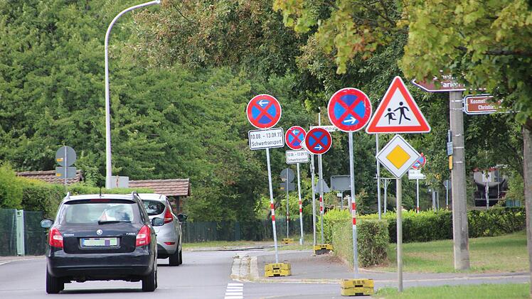 Mehr als genug Schilder machen auf das absolute Halteverbot aufmerksam, das auf der KG 4 innerhalb der Ortsdurchfahrt von Ebenhausen noch bis zum 13. September gilt. Kein Auto soll in dieser Zeit den übergroßen Fahrzeugen im Weg stehen.Foto: Heike Beudert