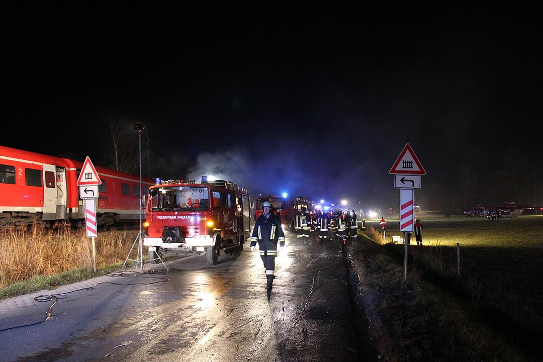 Personenzug rast in US-Militär-Schwertransporter