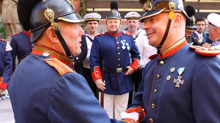 Hauptmann Christopher Zeuß (rechts) zeichnete Bruno Hahn für die 50- malige Teilnahme als Soldat an der Fronleichnamsprozession aus.  Foto: Michael Wunder
