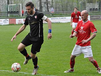 Der TSV Ludwigsstadt mit Ronny Lippert (rechts) gehört zu den Topfavoriten in der Kreisliga 2, aber auch Lukas Kraus und der FC Kronach wollen eine bessere Rolle spielen als zuletzt. Beide Kontrahenten treffen schon am ersten Spieltag an der Kronacher Hammermühle aufeinander. Foto: Archiv/Herbert Kalb