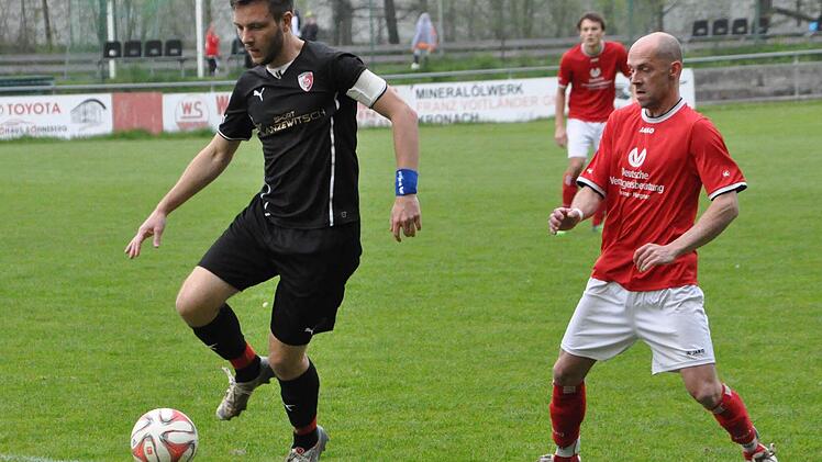 Der TSV Ludwigsstadt mit Ronny Lippert (rechts) gehört zu den Topfavoriten in der Kreisliga 2, aber auch Lukas Kraus und der FC Kronach wollen eine bessere Rolle spielen als zuletzt. Beide Kontrahenten treffen schon am ersten Spieltag an der Kronacher Hammermühle aufeinander. Foto: Archiv/Herbert Kalb