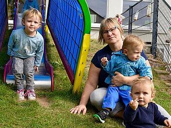 Tanja Wehner-Loibersbek ist schon seit 2008 Mitarbeiterin in der Schatzkiste, der Krippe der Kita Burkardroth. Hier weilt sie mit einem Teil ihrer Schützlinge im Spielgarten. Foto: Kathrin Kupka-Hahn