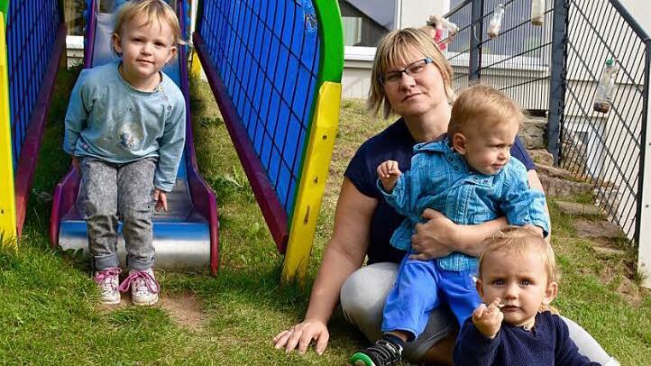 Tanja Wehner-Loibersbek ist schon seit 2008 Mitarbeiterin in der Schatzkiste, der Krippe der Kita Burkardroth. Hier weilt sie mit einem Teil ihrer Schützlinge im Spielgarten. Foto: Kathrin Kupka-Hahn
