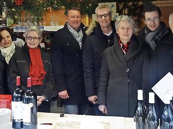 Forchheimer und ihre franz&ouml;sischen Besucher freuen sich, dass der Champagnerverkauf auf dem Weihnachtsmarkt in Forchheim so gut lief. Das brachte eine gro&szlig;e Spende f&uuml;r den sozialpsychiatrischen Dienst "Die Insel" ein. Foto: red