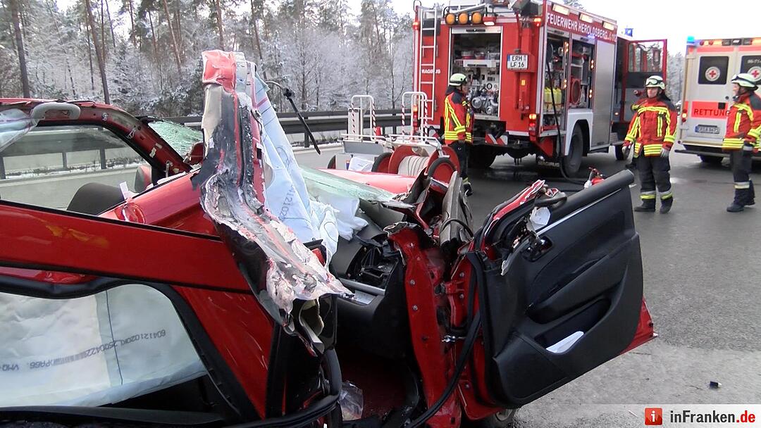 Schwerer Verkehrsunfall auf A3 bei Tennenlohe