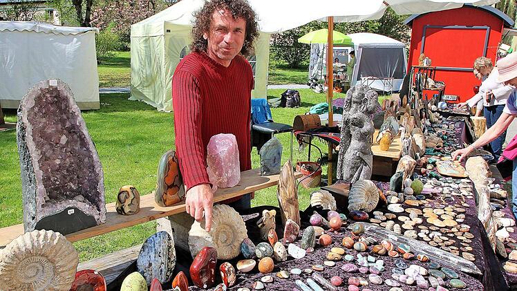 Versteinerungen von Muscheln und Schnecken und schöne polierte Halbedelsteine waren an diesem Stand zu haben. Foto: Dieter Britz