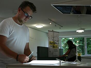 Am interatkiven "Lebenden Buch" können die Besucher der Ausstellung testen, wie fit sie beim Thema Ressourcenverbauch sind. Fotos: Ronald Heck