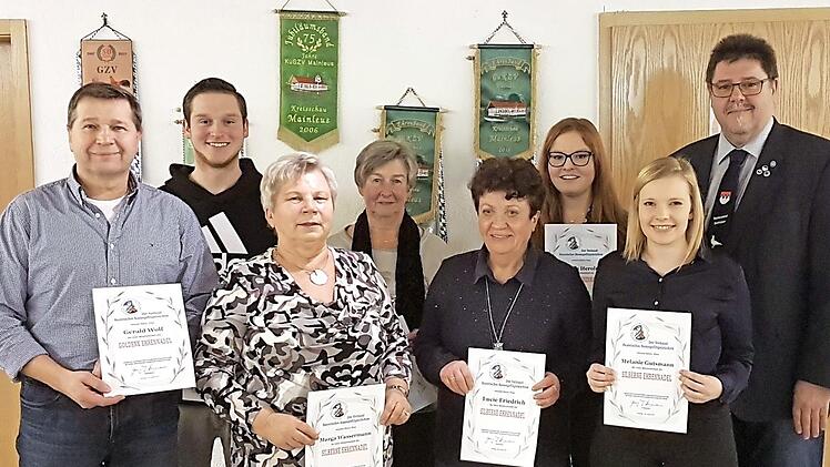 Ehrennadeln des Verbands erhielten (von links): Gerald Wolf, Christian Maier, Marga Wassermann, Juliane Mahr, Lucie Friedrich,Laura Herold, Melanie Gutsmann und Vorsitzender Hansjürgen Grampp Fotos: privat