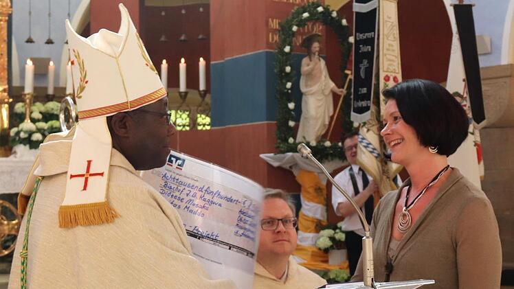 Gertrud Stubenvoll überreichte einen Spendenscheck an Bischof Johannes.  Foto: Johanna Blum