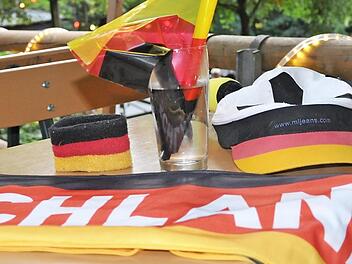 Die Fan-Utensilien braucht jetzt wohl keiner mehr.  Fotos: Leo H&uuml;hnlein