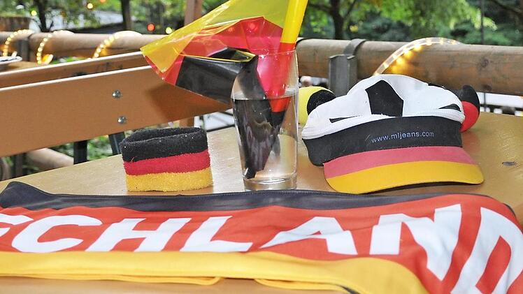 Die Fan-Utensilien braucht jetzt wohl keiner mehr.  Fotos: Leo H&uuml;hnlein