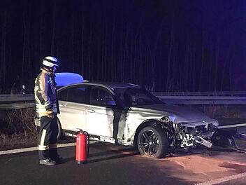 Der BMW wurde bei dem Unfall auf der A3 erheblich beschädigt.  Foto: Feuerwehr Adelsdorf