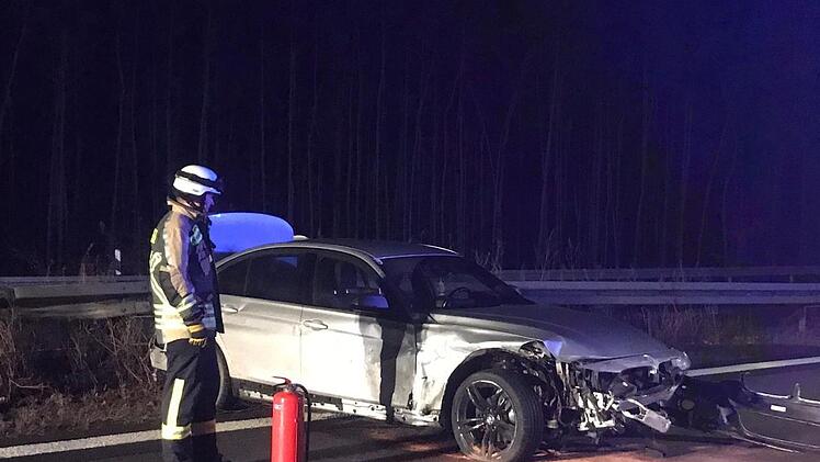 Der BMW wurde bei dem Unfall auf der A3 erheblich beschädigt.  Foto: Feuerwehr Adelsdorf