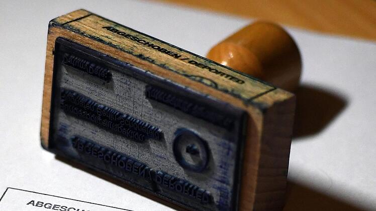 Die Abschiebung des 21-j&auml;hrigen Hossein K. nach Teheran ist vorerst gescheitert.   Der Iraner war zusammen mit seiner Mutter und seiner j&uuml;ngeren Schwester in Deutschland zum Christentum &uuml;bergetreten. Symbolfoto: Ralf Hirschberger/dpa