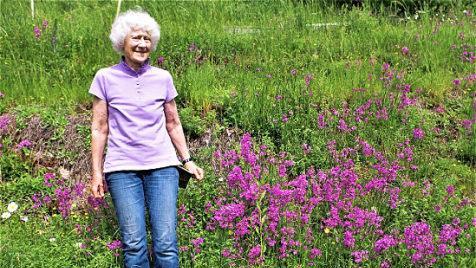 Zahlreiche Insekten finden in diesem Garten in Hanglage Nahrung und Lebensraum. Mit im Bild Hobbygärtnerin Christiane Geipel inmitten farbenfroher Blumen im Anwesen Bergstraße 17.