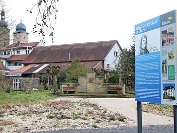 Am Rückert-Denkmal im ebenfalls nach dem Dichter benannten Teil des Anlagenrings wurden eine große Infotafel und mehrere Tafeln mit Werken des berühmten Teilzeit-Eberners aufgestellt. Links der Turm der Stadtpfarrkirche und der Storchenturm Fotos: Eckehard Kiesewetter