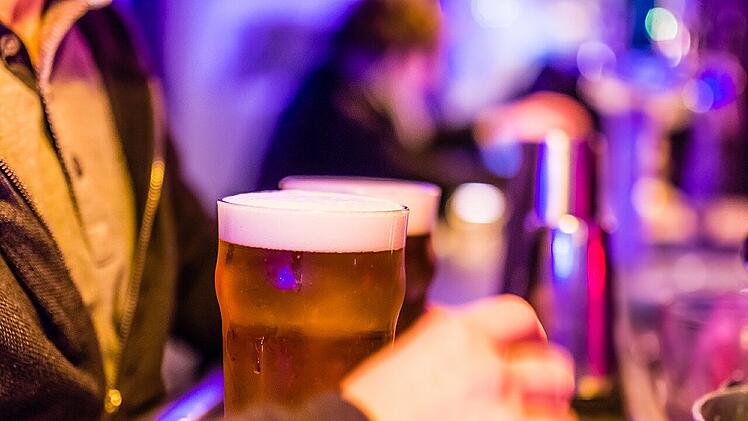 Das Bier gehört für viele einfach zum Feierabend oder Feiern dazu - Mikroplastik jedoch nicht.