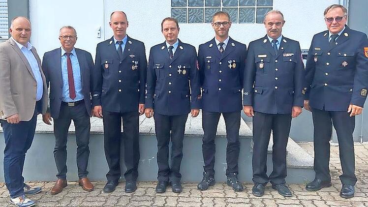 Anerkennung f&uuml;r 25 Jahre aktiven Feuerwehrdienst erhielten (von links) Marko Wehner (Gef&auml;ll), Martin H&ouml;chemer (Oehrberg) und Markus R&ouml;lling (Oehrberg). Mit im Bild: B&uuml;rgermeister Daniel Wehner (links), stellvertretender Landrat Emil M&uuml;ller (2. vo...