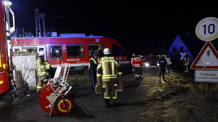Zug erfasst Auto am unbeschrankten Bahnübergang