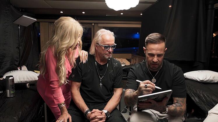 Robert Geiss betritt Neuland: Der 62-J&auml;hrige l&auml;sst sich spontan t&auml;towieren.