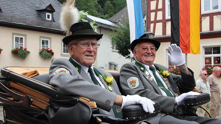 Die Schützen Ronald Fuchs und Engelbert Öckl fuhren mit der Kutsche.