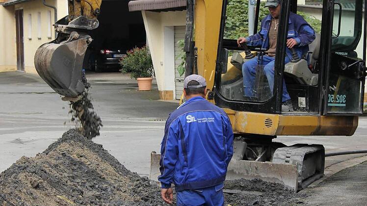 Baggerfahrer Sebastian Welsch und Michael Muchandpedro heben einen Graben für Erdkabel aus.  Foto: Friedwald Schedel