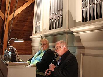 Gislinde Schuster-Namer und Reinhard von Ramin läuteten den großen Jubiläumskonzertreigen zum 150. Geburtstag der Johann-Wolf-Orgel in der katholischen Kirche in Untersteinach ein. Foto: Sonja Adam
