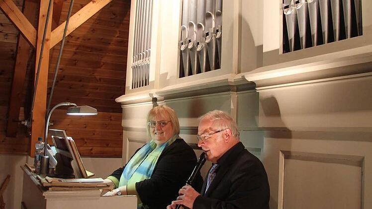 Gislinde Schuster-Namer und Reinhard von Ramin läuteten den großen Jubiläumskonzertreigen zum 150. Geburtstag der Johann-Wolf-Orgel in der katholischen Kirche in Untersteinach ein. Foto: Sonja Adam