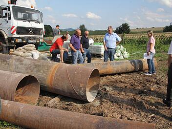 Im Februar 2014 begutachtete der Bauausschuss der Gemeinde Untermerzbach am Brunnen in Memmelsdorf die Baumaßnahme. Bei der Bürgerversammlung am Dienstag konnte er Vollzug melden. Foto: Helmut Will