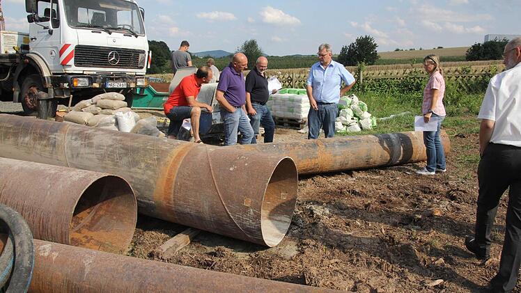 Im Februar 2014 begutachtete der Bauausschuss der Gemeinde Untermerzbach am Brunnen in Memmelsdorf die Baumaßnahme. Bei der Bürgerversammlung am Dienstag konnte er Vollzug melden. Foto: Helmut Will