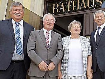 Bürgermeister Max-Dieter Schneider (links) und Landrat Johann Kalb rahmen den neuen Ehrenbürger Alfons Keller und dessen Ehefrau Maria ein. Foto: Walter Hanslok