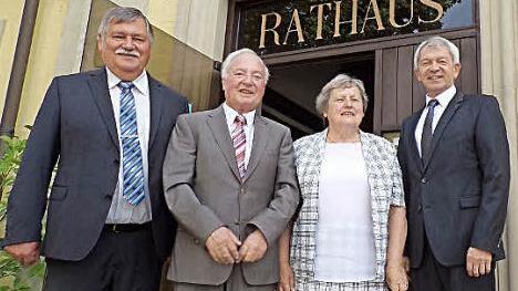 Bürgermeister Max-Dieter Schneider (links) und Landrat Johann Kalb rahmen den neuen Ehrenbürger Alfons Keller und dessen Ehefrau Maria ein. Foto: Walter Hanslok