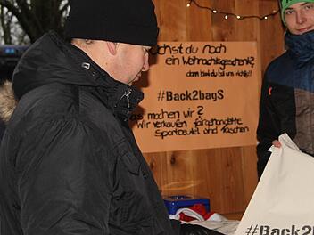 Bei Märkten wie hier bei der "Wallburg-Weihnacht" verkaufte die Schülerfirma ihre ersten Taschen.