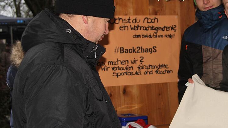 Bei Märkten wie hier bei der "Wallburg-Weihnacht" verkaufte die Schülerfirma ihre ersten Taschen.