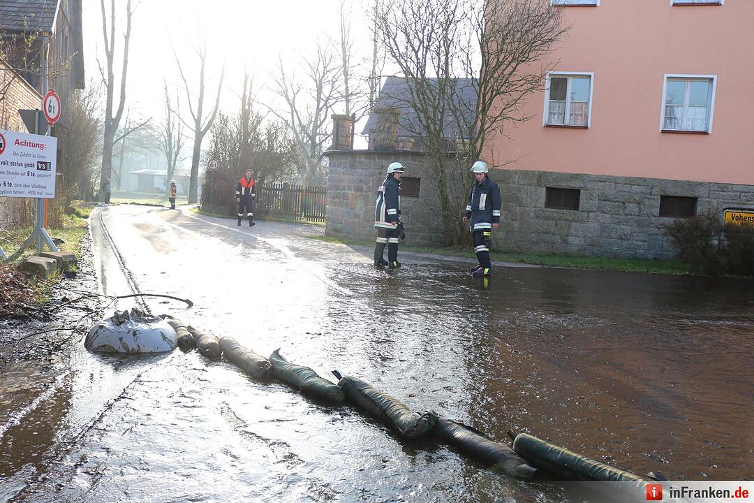 Mit 25.000 Liter Guelle beladener Lkw kippt um
