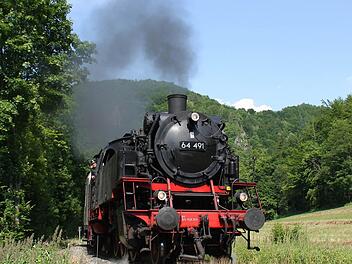 Die Dampflok 64 491, wie sie mit Volldampf aus dem Bahnhof Gößweinstein ausfährt.  Archivbild: Stephan Schäff