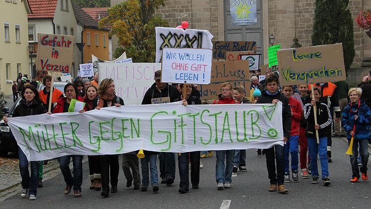 Höhepunkt der Protestaktionen war eine Demonstration. Der Zug führte von der Kirche in der Mitte Wonfurts zum Firmengelände am Ortsrand.