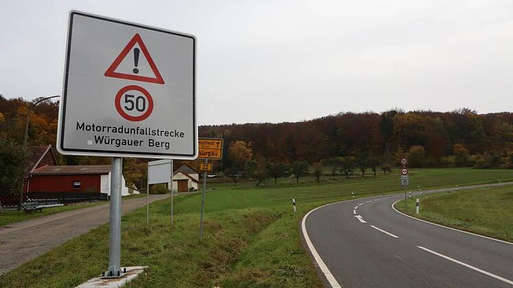 Mit großen Schildern werden Motorradfahrer am Würgauer Berg zum Langsamfahren verdonnert. Foto: Barbara Herbst