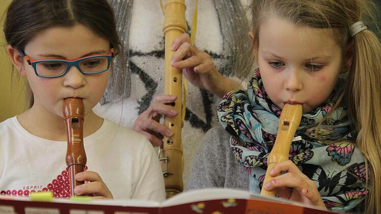 Konzentriert blicken die Kinder auf die Noten. Foto: Sarah Stieranka