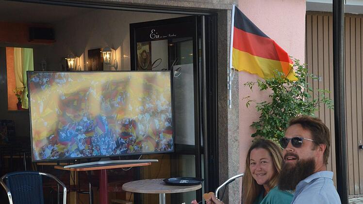 Auch die Eisdiele auf dem Marktplatz zeigt Fußball.