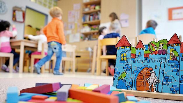 Die Kita-Besuche ihrer Kinder sollen die Eltern finanziell nicht belasten, fordern die Freien W&auml;hler. Aber gegen die kostenlose Kita regen sich auch Einw&auml;nde bei Politikern und P&auml;dagogen. Foto: Monika Skolimowska, dpa