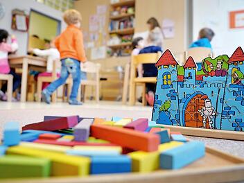 Die Kita-Besuche ihrer Kinder sollen die Eltern finanziell nicht belasten, fordern die Freien Wähler. Aber gegen die kostenlose Kita regen sich auch Einwände bei Politikern und Pädagogen. Foto: Monika Skolimowska, dpa