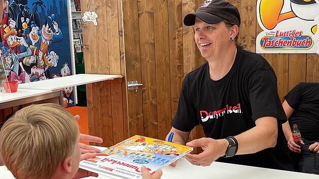 Stefan Eichner signierte beim Comic-Salon in Erlangen den "Dunnerkeil"-Asterix.