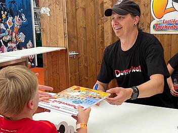 Stefan Eichner signierte beim Comic-Salon in Erlangen den "Dunnerkeil"-Asterix.