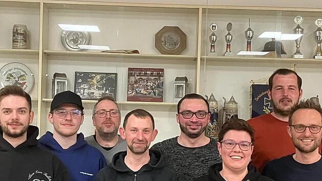 Der neue Vorstand (v. l.): Niklas Schnapp, Alexander Hälter, Markus Gernert, Alexander Schubert, Markus Brandner, Daniela Zillig und die neuen Vorsitzenden Michael Schramm und Jochen Zapf