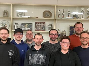 Der neue Vorstand (v. l.): Niklas Schnapp, Alexander H&auml;lter, Markus Gernert, Alexander Schubert, Markus Brandner, Daniela Zillig und die neuen Vorsitzenden Michael Schramm und Jochen Zapf