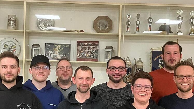 Der neue Vorstand (v. l.): Niklas Schnapp, Alexander Hälter, Markus Gernert, Alexander Schubert, Markus Brandner, Daniela Zillig und die neuen Vorsitzenden Michael Schramm und Jochen Zapf