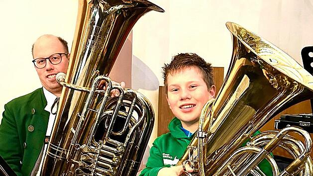 Im Zeichen des Instruments des Jahres und der Jugendarbeit spielen Emil (rechts) und Michael (links) P&ouml;hlmann gemeinsam am Stanicher Adventszauber.