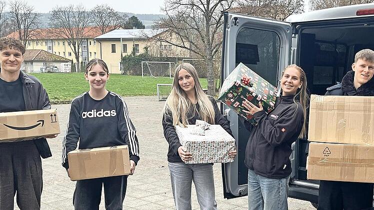 Auf dem Bild zu sehen sind Philipp Hemmerich, Annika Reusch und Mitarbeitende der Johanniter.